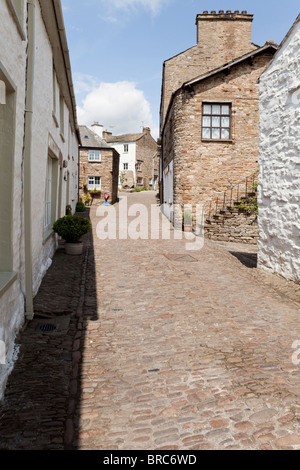 Une ruelle pavée dans le centre des Yorkshire Dales National Park Village de Dent, Dentdale, Cumbria. Banque D'Images