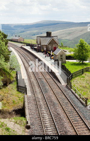 Passagers attendant un train sur la ligne de Carlisle à Dent Station, Dentdale, Cumbria dans le Yorkshire Dales UK . Le plus élevé d'Angleterre. Banque D'Images