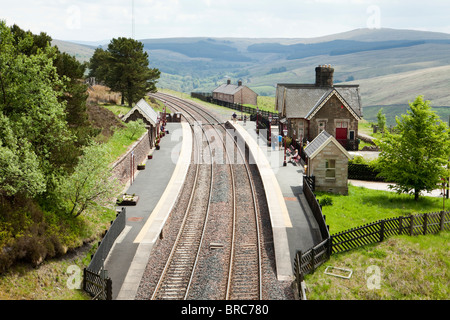 Passagers attendant un train sur la ligne de Carlisle à Dent Station, Dentdale, Cumbria dans le Yorkshire Dales UK . Le plus élevé d'Angleterre. Banque D'Images