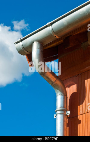 Nouvelle construction bungalow montrant l'eau de pluie gouttière et galvanisé tuyau de vidange - Indre-et-Loire, France. Banque D'Images