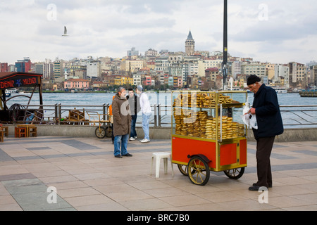 Un homme distributeur street collations à Istanbul Banque D'Images