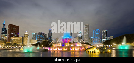 Fontaine de Buckingham avec Chicago Skyline At Night, Chicago, Illinois, États-Unis Banque D'Images