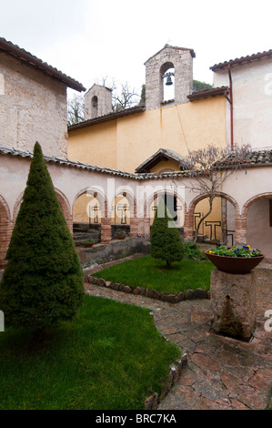 Cloître, Sanctuaire franciscain de La Foresta, Rieti, Latium (Lazio), l'Italie, l'Europe. Banque D'Images