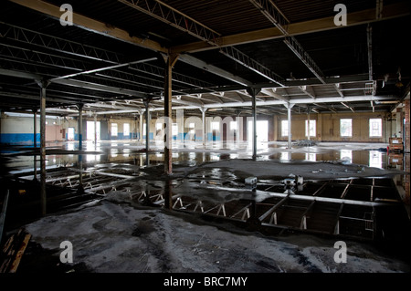 Abandonné de l'ancien bâtiment industriel avec flaque d'eau sur le plancher, Philadelphia, USA Banque D'Images