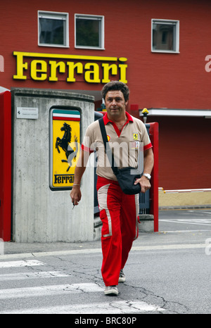 Employé quitte l'usine Ferrari de Maranello MARANELLO MARANELLO ITALIE ITALIE ITALIE 07 Septembre 2010 Banque D'Images