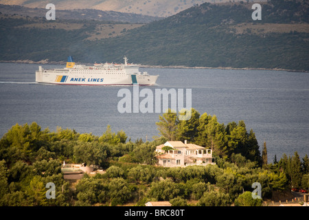 Ferry grecque dans la mer Egée, au large de la côte de l'île de Corfou. 07.08.2009. L'Albanie peut être vu dans l'arrière-plan. Banque D'Images