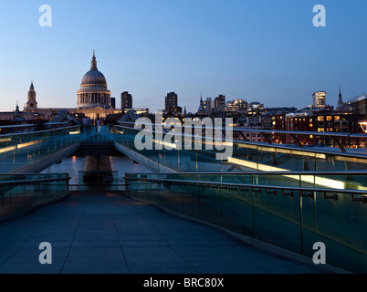 La Cathédrale St Paul et le Millennium Bridge Londres Banque D'Images