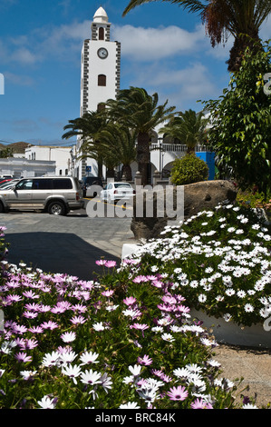 Dh San Bartolome Lanzarote Clock Tower Building blanc et fleurs village Banque D'Images