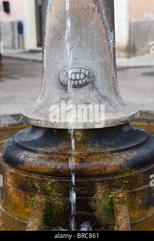 Ancienne waterfountain couverts avec de la rouille et les algues Banque D'Images