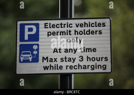 Inscription sur place de stationnement de voiture électrique avec l'installation de rechargement à Londres Banque D'Images