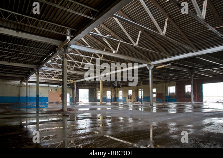 Ancien bâtiment industriel abandonné avec des flaques d'eau sur le plancher, Philadelphia, USA Banque D'Images