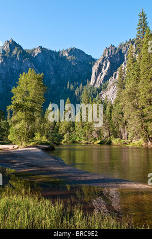 Paysage typique du matin, avec Merced River dans la région de Yosemite National Park, California, USA Banque D'Images