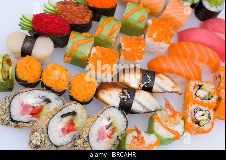 Beaucoup de différents rouleaux de sushi sushi et Japonais Banque D'Images