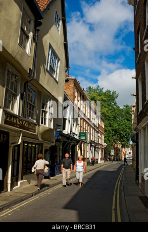 Gens touristes visiteurs marchant le long de High Petrergate en été Le centre-ville York North Yorkshire Angleterre Royaume-Uni GB Grande-Bretagne Banque D'Images