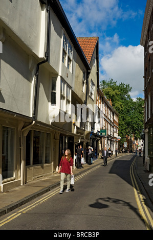 Gens touristes visiteurs marchant le long de High Petrergate en été Le centre-ville York North Yorkshire Angleterre Royaume-Uni GB Grande-Bretagne Banque D'Images