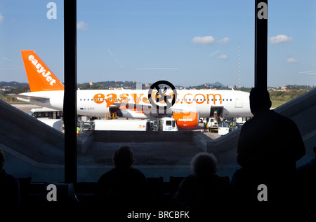 Les passagers en attente de départ pour l'aéroport de Corfou vol EasyJet. Banque D'Images