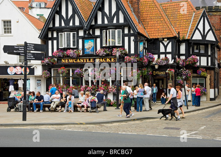 Visiteurs gens touristes devant le pub Newcastle Packet en été Scarborough North Yorkshire Angleterre Royaume-Uni GB Grande-Bretagne Banque D'Images