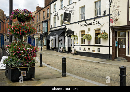 Le pub Royal Oak dans le centre-ville en été Kirkgate Ripon North Yorkshire Angleterre Royaume-Uni GB Great Grande-Bretagne Banque D'Images