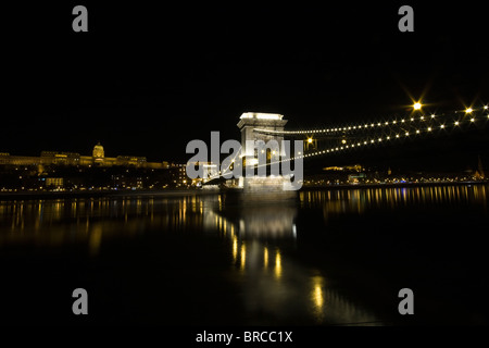Le Pont des Chaînes à Budapest, nuit Banque D'Images