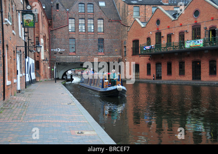 15-04 passant sous le pont sur le Canal de Birmingham à proximité de gaz du bassin de la rue Banque D'Images