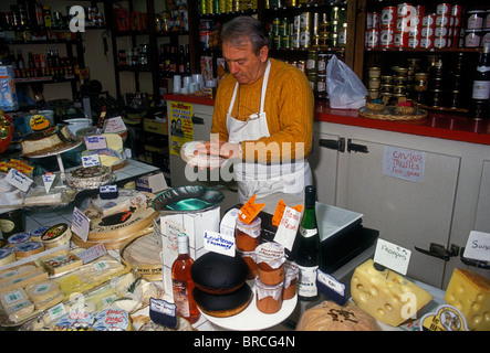 1, l'un, Français, Français, fromage, fromage de vente, marché, Pays Basque français, la capitale, Bayonne, France, Europe Banque D'Images