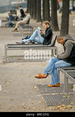 Des gens assis sur des bancs dans le parc Banque D'Images