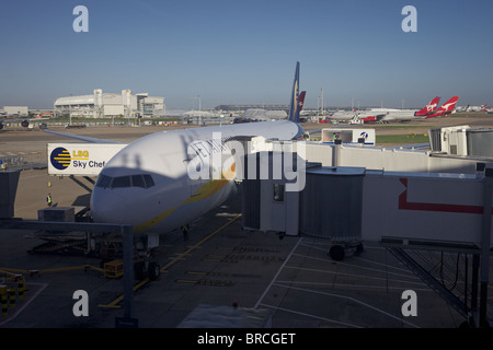 Un Jet Airways Boeing 777 sur un stand à l'aéroport Heathrow de Londres, Banque D'Images