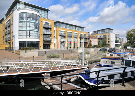 De nouveaux logements au bord des quais à Brentford , , Londres Banque D'Images