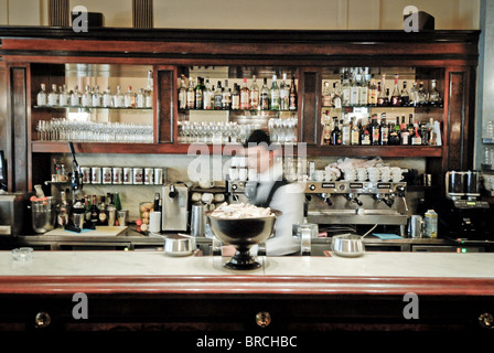 Serveur dans Unifromed bar traditionnel, Berlin, Allemagne. Banque D'Images