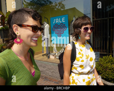 Deux jeunes smiling women shopping Banque D'Images