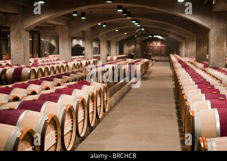 Fûts en chêne français le vieillissement de la cave de la Robert Mondavi Vinery, Napa Valley, Californie, USA Banque D'Images