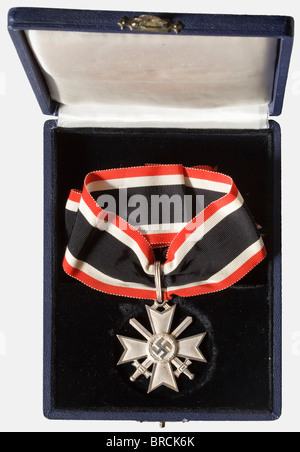 Une Croix de Chevalier avec des épées à la Croix du mérite de guerre de 1939, dans son exposé cas argent givré, les bords polies, fermés, anneau de suspension cannelé, poinçonné '900' et '1' (pour Deschler, Munich) sur le bras transversal inférieur. Non Porté (Nie 7.04.03 1). Dimensions CA. 53 x 58 mm, poids 38,9 g. Ruban à col cousu, longueur 49 cm. Cas de récompense bleu avec insert en velours noir et doublure en soie de couleur argent, les bords légèrement décombés. Historique, historique, 1930, XXe siècle, prix, prix, Reich allemand, Third Reich, époque nazie, National socialisme, objet, objets, photos, , Banque D'Images