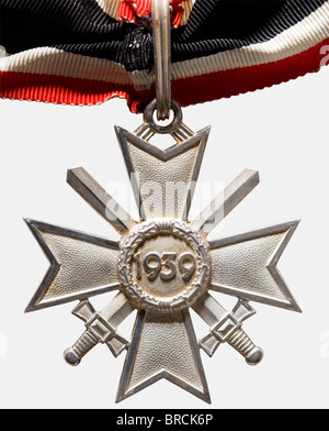 Une Croix de Chevalier avec des épées à la Croix du mérite de guerre de 1939, dans son exposé cas argent givré, les bords polies, fermés, anneau de suspension cannelé, poinçonné '900' et '1' (pour Deschler, Munich) sur le bras transversal inférieur. Non Porté (Nie 7.04.03 1). Dimensions CA. 53 x 58 mm, poids 38,9 g. Ruban à col cousu, longueur 49 cm. Cas de récompense bleu avec insert en velours noir et doublure en soie de couleur argent, les bords légèrement décombés. Historique, historique, 1930, XXe siècle, prix, prix, Reich allemand, Third Reich, époque nazie, National socialisme, objet, objets, photos, , Banque D'Images