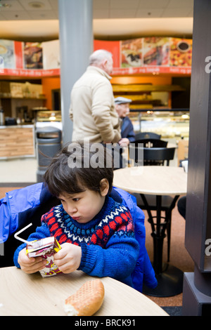 Garçon refuse de manger son bagel. Hafnarfjordur, une plus grande région de Reykjavik, Islande. Banque D'Images