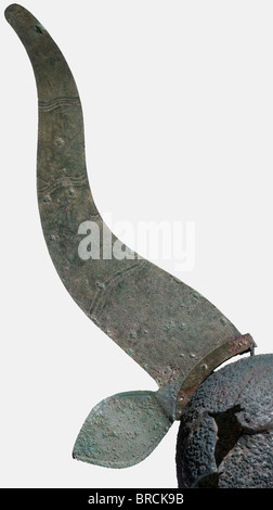 Un casque Corinthien avec cornes décoratives, 7ème - 6ème siècle B.C. Bronze, casque archaïque lourd et grand avec une forte découpe nasale et grand visage. Surmonté d'un casque lourd détachable ornement, coupé de feuille de bronze en forme de cornes de taureau avec de grandes oreilles s'enfilant, et décoré sur le devant avec des lignes ondulées (corne droite complètement préservé). Les rails profilés rivés à la base des cornes, qui étaient auparavant insérés dans les raccords du casque, ont perdu. Deux boucles transversales sur la couronne, et divers trous dans les murs du casque, une rangée de l, Banque D'Images