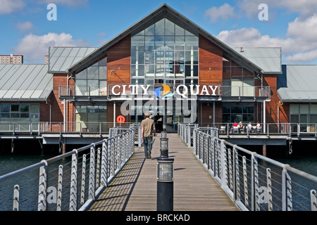 Situé autour de l'ancienne Victoria Quay sur le front de mer de Dundee, City Quay est un commerce de détail, de loisirs et de développement de l'hôtel. Banque D'Images