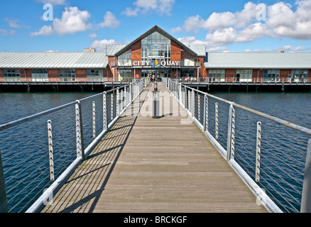 Situé autour de l'ancienne Victoria Quay sur le front de mer de Dundee, City Quay est un commerce de détail, de loisirs et de développement de l'hôtel. Banque D'Images