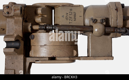 Un télescope à tourelle, pour un Panzer V 'Panther' SdKfz 171 boîtier laqué de couleur sable, inscrit, 'hv - T.Z.F. 12 A - 501047 T' avec un interrupteur extérieur clair/sombre, un levier de sélection pour les différentes zones cibles pour le perçage d'armure ou les coquilles explosives élevées et pour le réglage de l'échelle extérieure de la zone cible à l'aide d'un arbre d'entraînement extérieur. Les optiques sont, dans la mesure où elles peuvent être testées, en condition de travail. Longueur env. 113 cm. L'exhaustivité ne peut pas être assurée. Livré avec le boîtier de transport (endommagé). Dimensions CA. 125 x 25 x 23 cm. Également la facture du fabricant o, Banque D'Images