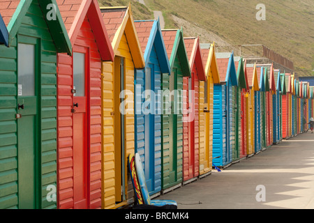 Généralement de couleur vive la rangée de cabines de plage à l'anglais station balnéaire. Banque D'Images