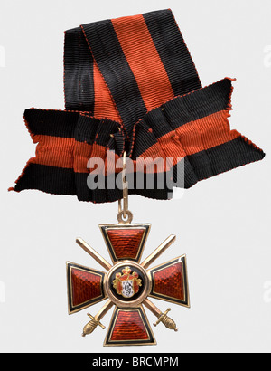 Ordre de Saint-Vladimir, une 4ème croix de classe avec des épées, Moscou, CA. 1910 Or et émail (restauré), bras croisés hautement voûtés, l'oeillet avec le cachet de Moscou pour '56' zolotniki et cyrillique 'IV'. Dimensions 43 x 38 mm (sans bague de suspension), poids 12 g. Bague de suspension avec poinçon pour tête de kokoschnik, sur ruban. Historique, historique, 1910 s, XXe siècle, médaille, décoration, médailles, décorations, honneur, honneur, honneur, honneurs, insigne, insignes, objet, objets, photos, coupures, coupures, découpe, découpe, découpes, découpes, découpe, découpe, découpe, découpe, découpe, découpe, Banque D'Images