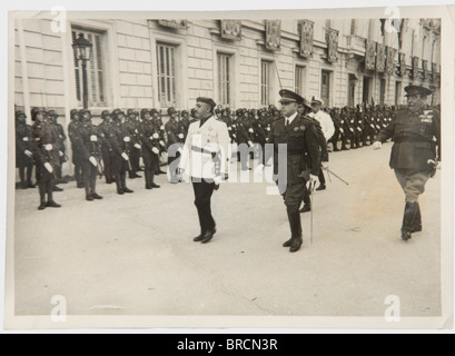 Environ 78 photos de presse, de l'Espagne Principalement des photos brillantes dans le format 13 x 18 cm, avec le cachet de l'agence de Vienne et des étiquettes avec des descriptions explicatives sur le verso, par exemple le général Franco à l'ouverture de l'exposition "Nouvelle architecture allemande", à l'anniversaire de la parade de victoire, Lors de la visite de Mussolini, lors de l'inspection des bataillons et des installations militaires, lors d'une cérémonie de remise de prix pour les combattants de la guerre civile espagnole, les parades, etc. Historique, historique, peuple, années 1930, années 1930, XXe siècle, NS, socialisme national, nazisme, troisième Reich, allemand, Banque D'Images