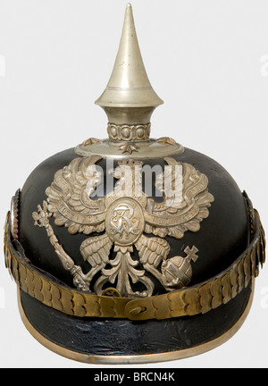 Casque pour officiers, du Prince Radziwell (prussien de l'est) N° 1 Bataillon des pionniers corps de casque en cuir avec raccords argentés, aigle grenadier à motif ancien. Écailles de quintules plates, piquets non amovibles, blades d'officier, doublure en soie brune. La surface vernie est terne et légèrement fissurée. Un casque rare, porté seulement par un seul Bataillon. Historique, historique, XIXe siècle, prussien, Prusse, allemand, Allemagne, militaria, militaire, objet, objets, alambics, coupures, coupures, coupures, coupures, Banque D'Images