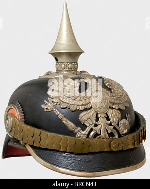 Casque pour officiers, du Prince Radziwell (prussien de l'est) N° 1 Bataillon des pionniers corps de casque en cuir avec raccords argentés, aigle grenadier à motif ancien. Écailles de quintules plates, piquets non amovibles, blades d'officier, doublure en soie brune. La surface vernie est terne et légèrement fissurée. Un casque rare, porté seulement par un seul Bataillon. Historique, historique, XIXe siècle, prussien, Prusse, allemand, Allemagne, militaria, militaire, objet, objets, alambics, coupures, coupures, coupures, coupures, Banque D'Images