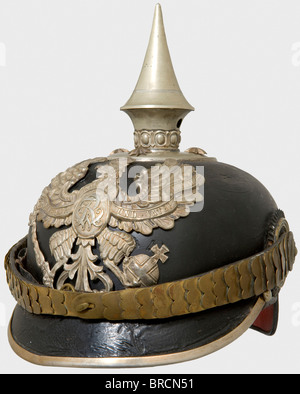 Casque pour officiers, du Prince Radziwell (prussien de l'est) N° 1 Bataillon des pionniers corps de casque en cuir avec raccords argentés, aigle grenadier à motif ancien. Écailles de quintules plates, piquets non amovibles, blades d'officier, doublure en soie brune. La surface vernie est terne et légèrement fissurée. Un casque rare, porté seulement par un seul Bataillon. Historique, historique, XIXe siècle, prussien, Prusse, allemand, Allemagne, militaria, militaire, objet, objets, alambics, coupures, coupures, coupures, coupures, Banque D'Images