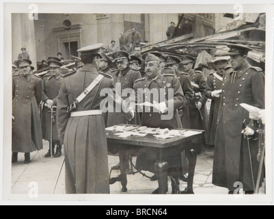 Environ 78 photos de presse, de l'Espagne Principalement des photos brillantes dans le format 13 x 18 cm, avec le cachet de l'agence de Vienne et des étiquettes avec des descriptions explicatives sur le verso, par exemple le général Franco à l'ouverture de l'exposition "Nouvelle architecture allemande", à l'anniversaire de la parade de victoire, Lors de la visite de Mussolini, lors de l'inspection des bataillons et des installations militaires, lors d'une cérémonie de remise de prix pour les combattants de la guerre civile espagnole, des parades, etc. Historique, historique, peuple, années 1930, XXe siècle, NS, national-socialisme, nazisme, troisième Reich, allemand Reich, Banque D'Images