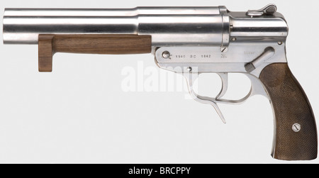 A 'Sternsignalpître' (pistolet à éclats de signal) Walther mod. SLD, Kriegsmarine (Marine), calibre 4 (26,65 mm), no 1842. Numéros correspondants. Alésages de type miroir. Sur le code gauche '1940 ac 1842', à côté: L'aigle d'acceptation de la Marine/'HK/M/III/3'. Haut sur le sélecteur marqué 'l' et 'r' pour une seule prise avec le canon gauche ou droit et 'Doppelschuss'/double tir pour tirer les deux barils en même temps. Toutes les pièces en acier Nirosta poli de haute qualité. Creux lumineux sur la racine du fourreau gauche. 15 mm fissure en ligne à peine visible à l'avant droit sur le châssis de la poignée au-dessus de la protection de déclenchement. Noyer, Banque D'Images