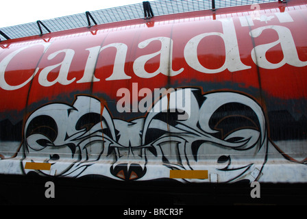 Des graffitis sur des wagons de marchandises du Canada dans le triage à Vancouver BC British Columbia Canada Banque D'Images