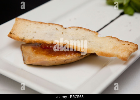 Le foie gras sur une assiette blanche Banque D'Images