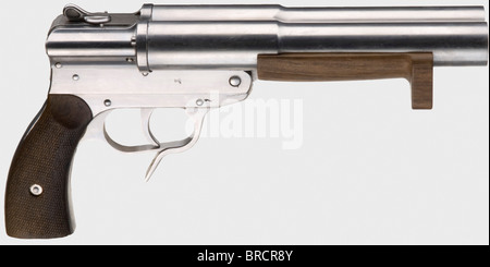 A 'Sternsignalpître' (pistolet à éclats de signal) Walther mod. SLD, Kriegsmarine (Marine), calibre 4 (26,65 mm), no 1842. Numéros correspondants. Alésages de type miroir. Sur le code gauche '1940 ac 1842', à côté: L'aigle d'acceptation de la Marine/'HK/M/III/3'. Haut sur le sélecteur marqué 'l' et 'r' pour une seule prise avec le canon gauche ou droit et 'Doppelschuss'/double tir pour tirer les deux barils en même temps. Toutes les pièces en acier Nirosta poli de haute qualité. Creux lumineux sur la racine du fourreau gauche. 15 mm fissure en ligne à peine visible à l'avant droit sur le châssis de la poignée au-dessus de la protection de déclenchement. Noyer, Banque D'Images