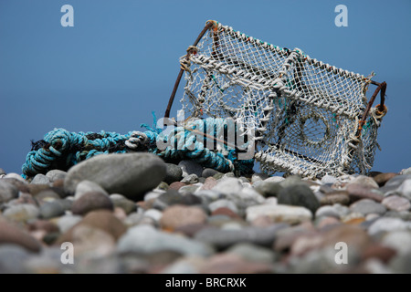 Lobster Pot échoué sur une plage de galets, Tiree, Hébrides extérieures, en Écosse Banque D'Images